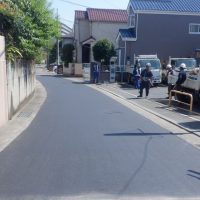 新しく舗装された生活道路の黒が美しい 完成直後のアスファルト｜修都株式会社